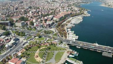 车交通十字路口伊斯坦布尔横跨博斯普鲁斯海峡风景优美的空中视图
